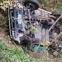 Finisce con l'auto in un dirupo: ferito un anziano