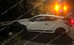 Auto fuori controllo: il guardrail evita il peggio