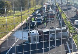 Tir si ribalta in autostrada: autista salvato dai vigili del fuoco