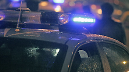 Forzano una finestra e fuggono via con l'argenteria 