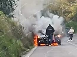 Veicolo in fiamme in località Serre Porroni: sul posto i vigili del fuoco 