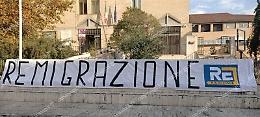 Striscione “Remigrazione” davanti al tribunale. Indaga la Digos