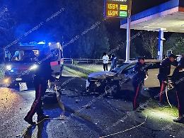 Pauroso incidente stradale: una donna estratta dalle lamiere