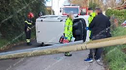 Si schianta contro un palo della luce e si ribalta con l'auto 
