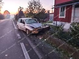 Esce fuori strada con l'auto sulla Casilina. Ferita una ragazza di ventuno anni 