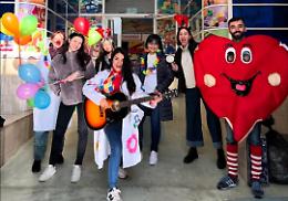 I volontari di Hopera portano doni e conforto ai piccoli pazienti