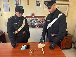 Ottantottenne smaschera il truffatore: arrestato appena entra in casa per ritirare soldi e gioielli