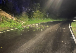La montagna si sgretola e i detriti cadono in strada. Chiusa la carreggiata
