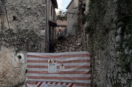 Crolla una palazzina a due piani: era stata dichiarata inagibile