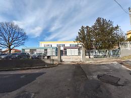 Pistola giocattolo a scuola: studente di seconda media semina il panico