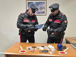 Cocaina e coltelli in auto, crack nel giubbotto e un lampeggiante a casa: arrestato
