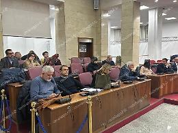 Comune, muro contro muro senza fine