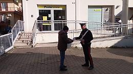 Carabinieri davanti agli uffici postali per prevenire truffe agli anziani