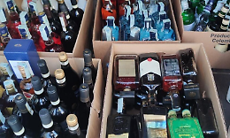 Rubano oltre cento bottiglie di alcolici: rintracciati e denunciati dalla polizia