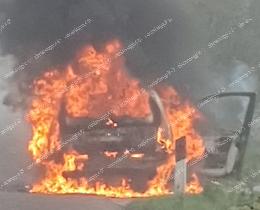 Auto in fiamme lungo la strada
