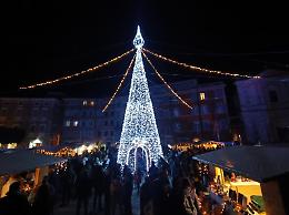 È festa grande: si accende l'albero di piazza Cavour 
