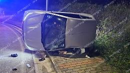 Minicar si ribalta e finisce fuori strada: conducente in ospedale