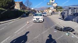 Scontro fra una bici e un'auto. Ciclista in ospedale
