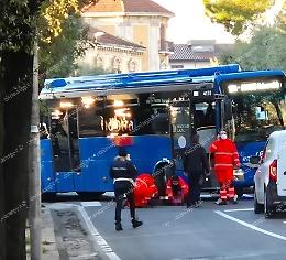 Ragazza investita sulle strisce pedonali. Soccorsi sul posto