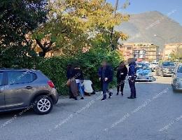 Donna investita da un'auto: polizia e ambulanza sul posto 