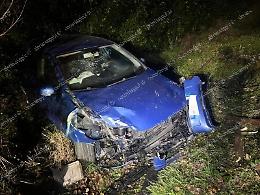 Paura nella notte: auto esce fuori strada e abbatte una recinzione e un palo della luce