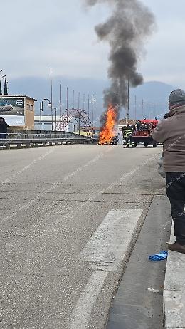 Paura sul ponte di San Domenico: un'auto viene avvolta dalle fiamme