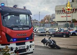 Scontro tra un'auto e una moto davanti la caserma dei vigili del fuoco