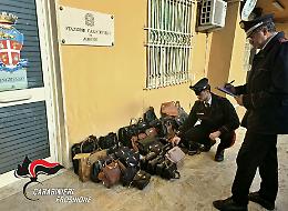 Borse e portafogli falsi al mercato: denunciati