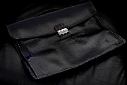 Un ladro la distrae e l&rsquo;altro le ruba la borsa nell&rsquo;auto