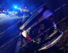 Scontro tra due auto sulla Casilina: una si ribalta