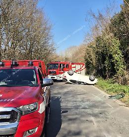 Auto si ribalta in strada: carabinieri e vigili del fuoco sul posto 