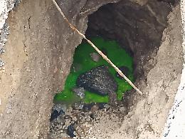 Cede la strada e si apre una voragine. Tecnici sul posto