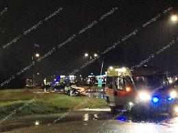 Incidente sull&rsquo;asse attrezzato, auto impatta contro un palo