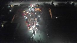 Coreografia di camion e furgoni. E l&rsquo;albero di Natale si accende