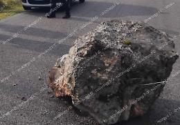 Masso finisce sulla provinciale per Prato di Campoli