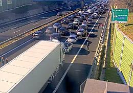 Incidente in autostrada: quattro auto coinvolte, una si &egrave; ribaltata