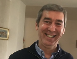 Ritrova un borsello con i soldi e lo restituisce al suo proprietario