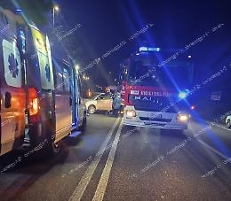 Violento scontro tra due auto: tre feriti