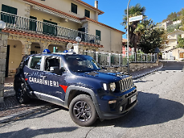 Paga con banconote false e si d&agrave; alla fuga