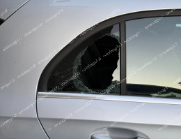 Spaccano il finestrino dell'auto e rubano all'interno