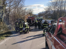 Perde il controllo dell'auto e si schianta contro un albero
