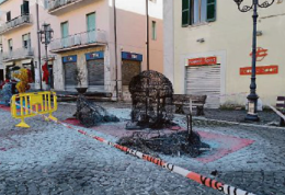 Rogo in piazza e bomba carta