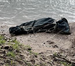 Sacco nero sulle sponde del Garigliano: l'allarme, poi la scoperta 