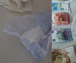 Coppia di coniugi con 3 involucri di cocaina: scattano i domiciliari 