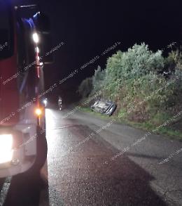 Si ribalta con l'auto e finisce in un fosso: paura per una giovane 
