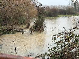 Maltempo, cede l'asfalto sul ponte di Santa Maria in Salice