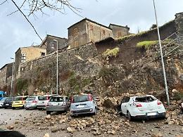 Frana un muro, paura e danni alle auto parcheggiate