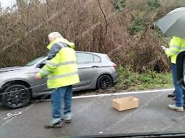 Auto fuori strada sulla via Casilina