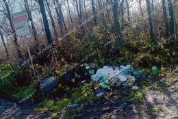 C'&egrave; il divieto di scarico, ma ci sono anche i rifiuti 