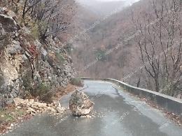 Un grosso masso si stacca e invade la carreggiata